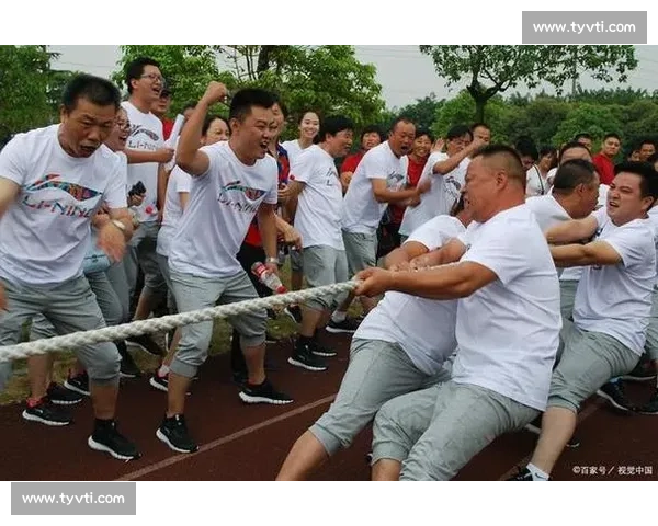 三年级拔河比赛中的团结与拼搏 让我深刻体会到团队合作的重要性